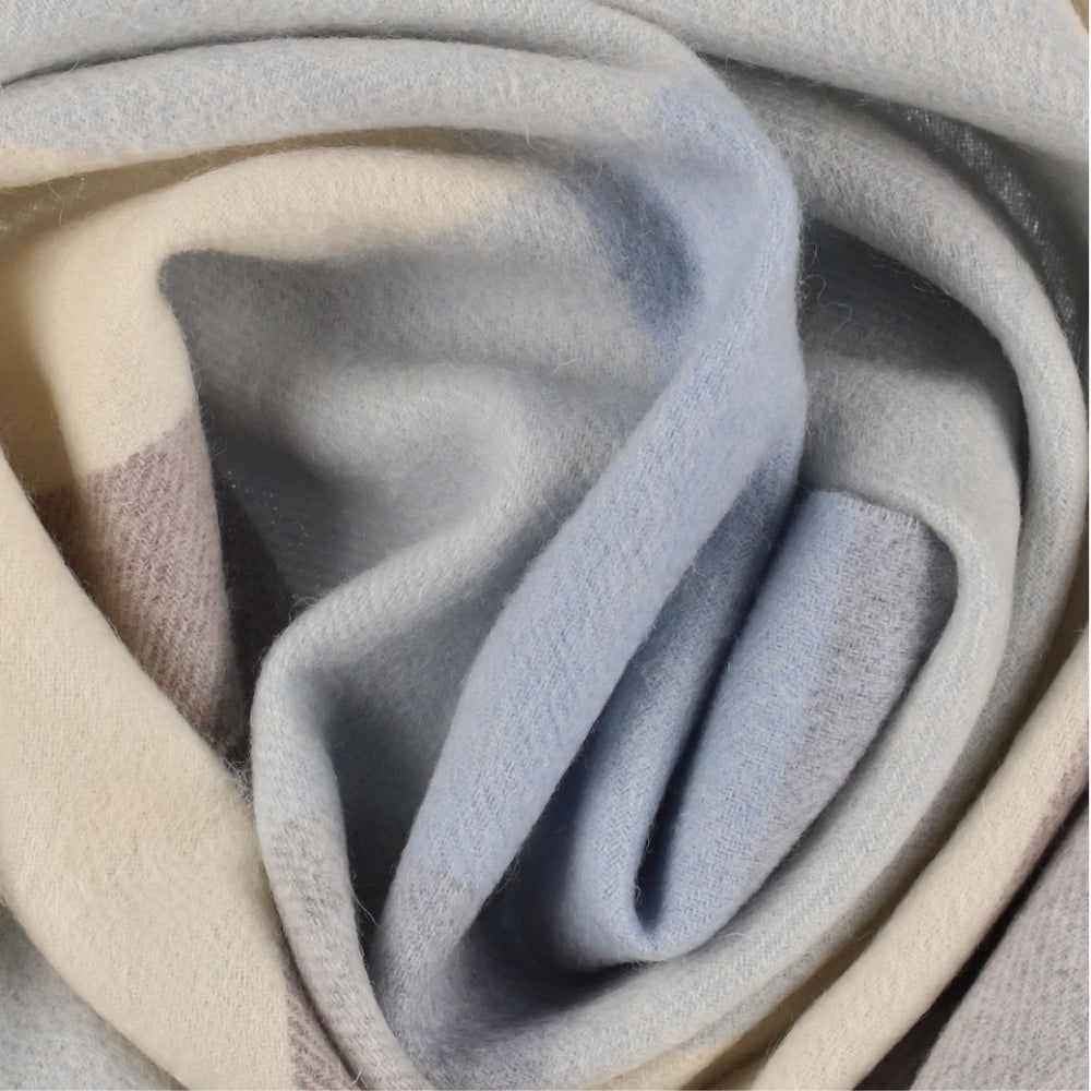 Karierter Schal aus 100 % Wolle in Blau – London (2)